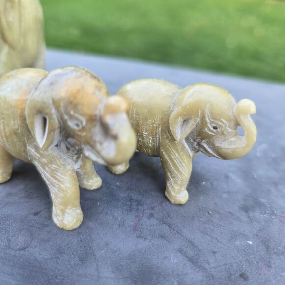 Vtg Hand Carved Soapstone Elephants Set of 4 Trunks Up 2-Small 2-Medium - Picture 4 of 13